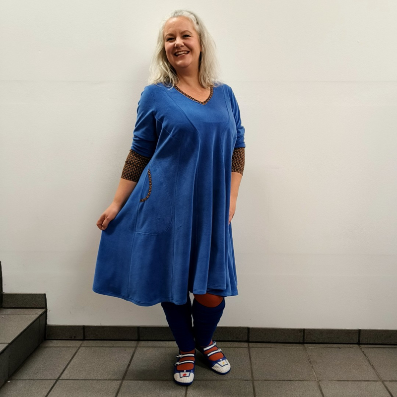 Løs Plus Size Velour Kjole Emi Blue Velvet Fra Amamiko