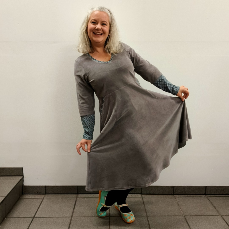 Plus Size Kjole Dana Grey Velvet Fra Amamiko