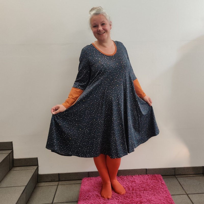 Løs Plus Size Kjole Ojo Grey Dot Fra Amamiko