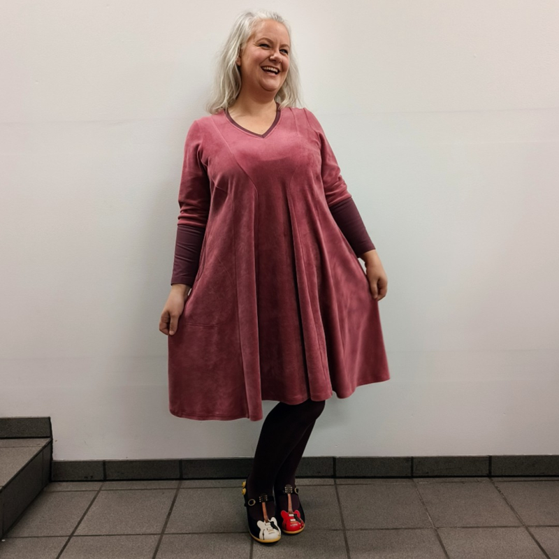 Løs Plus Size Velour Kjole Emi Rosa Velvet Fra Amamiko